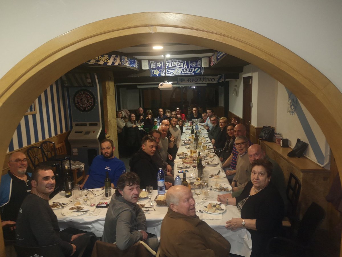 Fenebranquiazu1's tweet photo. Amigos,veciños,peñistas,comida,bebida...e moito deportivismo!!! https://t.co/HOjt7BAUHH