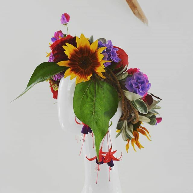 Eh.....voila
•
#flowerpower🌸 #crown #floraldesigner #britishflowers #bridebookflowers #flowercrownbride ift.tt/32PKQn1