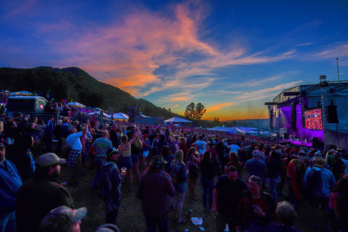 TrailBlazerFest's tweet photo. There is just something about those New York skies... 🌄 #TrailBlazerFest https://t.co/AHXXidZ26i