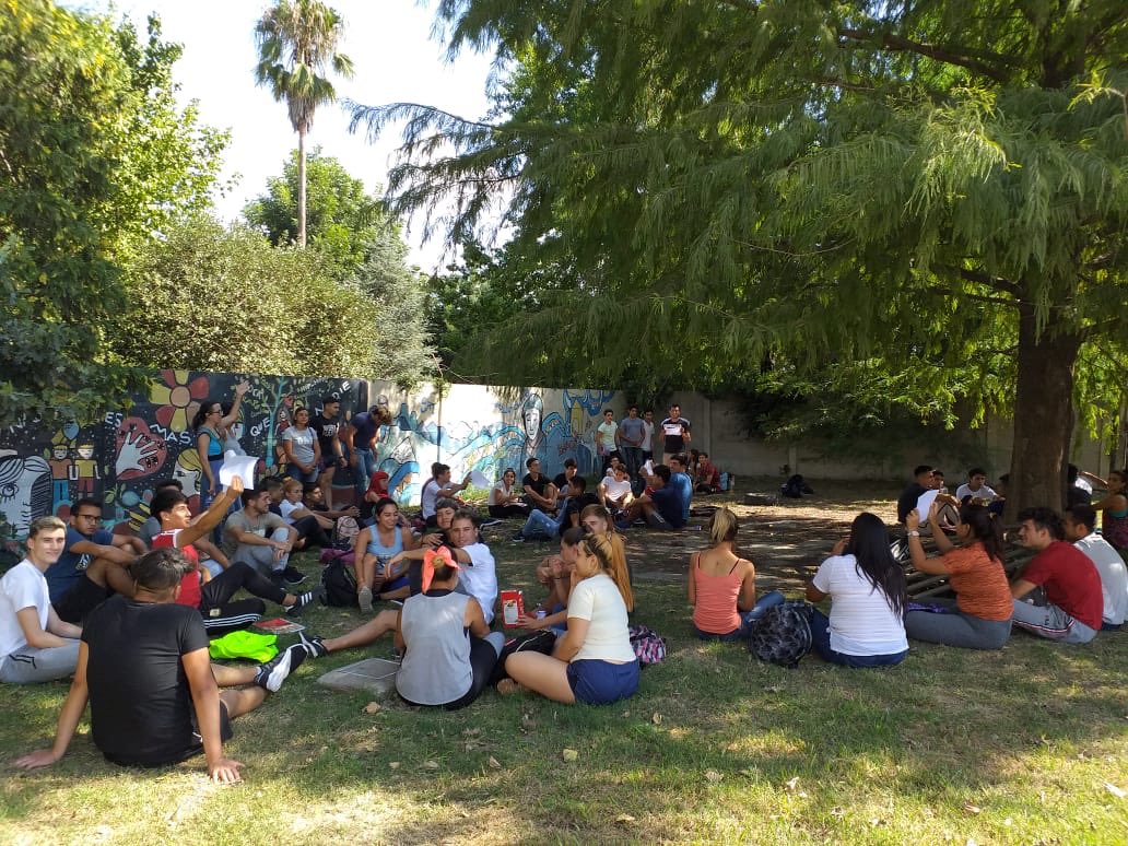 JefaturaDistri3's tweet photo. Y los más grandes también tuvieron el inicio de su ciclo lectivo! Aquí ingresantes  de la carrera de Educación física en su primer día de clases en el instituto 49! https://t.co/cfKQNf60rA