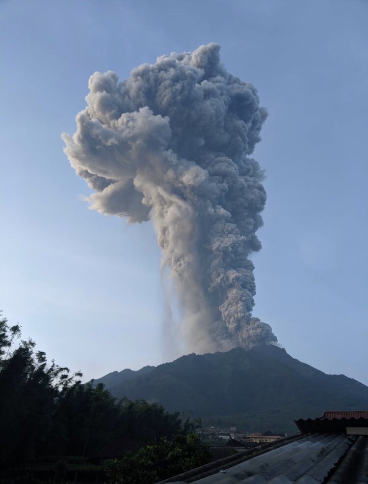 Foto foto Erupsi Gunung Merapi Kolom Semburan Abu Foto foto Erupsi Gunung Merapi Kolom Semburan Abu