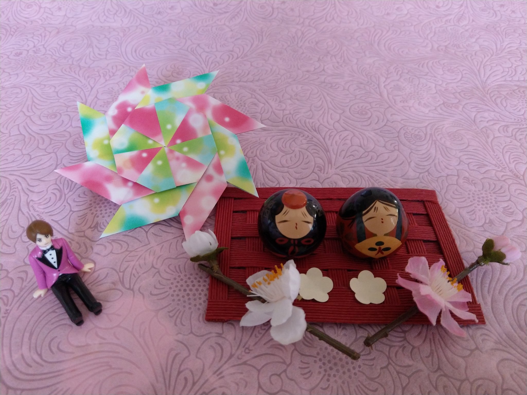 プラム Tiktokで面白い折り紙動画があったから櫻葉カラーで真似して折ってみた 独楽のようにクルクルまわってたよ 今日はひな祭り だから旅先で見つけた輪島塗のお雛様と雅紀君も一緒に T Co U4tnkcij6q Twitter