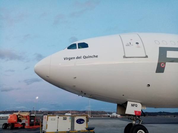 eluniversocom's tweet photo. Plus Ultra bautizó como “Virgen del Quinche” a su nuevo avión para ruta Ecuador-España. ► https://t.co/lFWJstfMoC https://t.co/D6VWvpCJMM