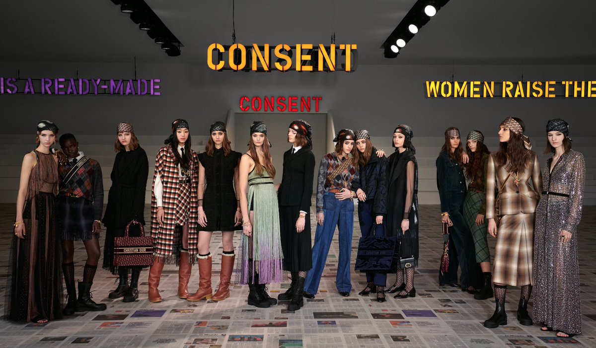 DressingBrands's tweet photo. Autobiografía, autorretrato y relato; para la colección F/W 20-21 de @Dior #MariaGraziaChiuri se inspira en su diario personal de adolescente para crear su "Little Dictionary of Fashion" desde los vaqueros hasta los cuadros que le encantaban a Monsieur Dior 💖 #DiorAW20 https://t.co/FcsEkLpzXg