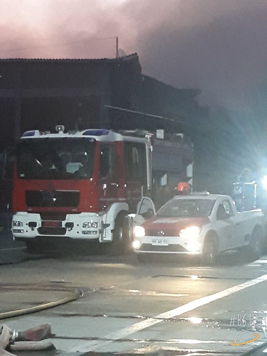 gigidulce's tweet photo. @chilevision @canal13 @Cooperativa @meganoticiascl aún Bomberos sigue trabajando en Incendio de Bodegas San Francisco https://t.co/24x0lEl0n8