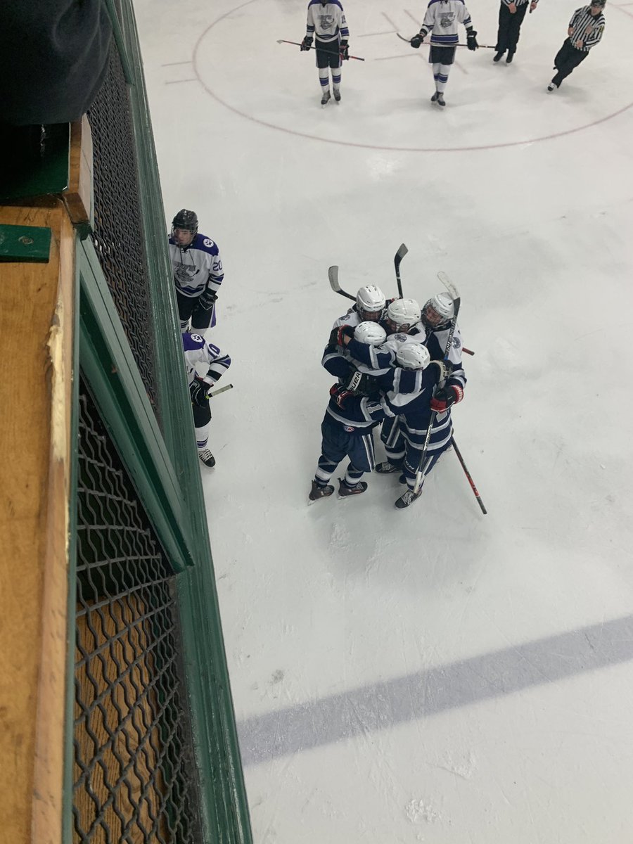 CaseyKrish's tweet photo. Matt Franzoni with a dagger sniping one top left to up the Manasquan lead to 3-1 with exactly 7:00 left. #NJHockey #MSQvsRFH https://t.co/CZWKN6wsgT