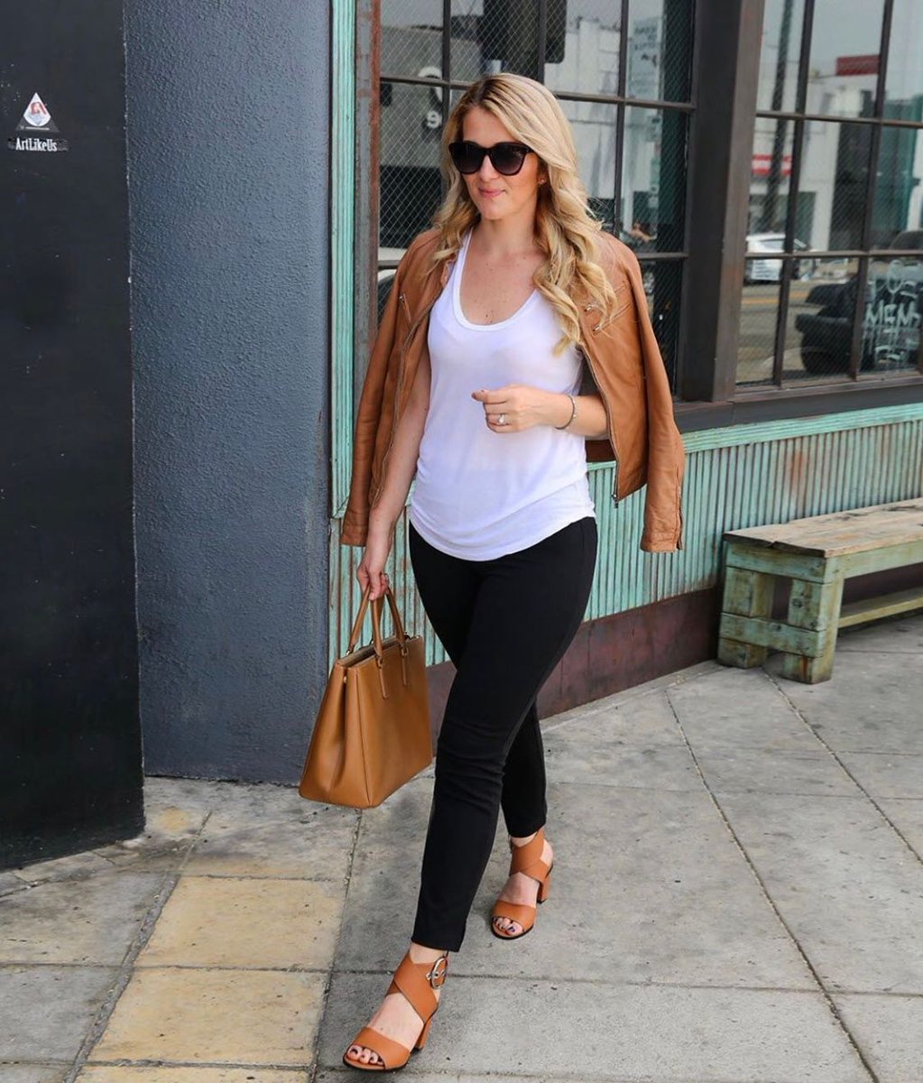 No matter what your Monday holds, our Ponte pants will keep you feeling comfy &amp; polished. Check out our newest silhouette, the Ponte Skinny Leg, for a wardrobe essential you'll want to wear on repeat. 

SHOP THE PONTE SKINNY LEG: buff.ly/2wZDRft
|| photo via <a href="/lucismorsels/">lucismorsels</a>
