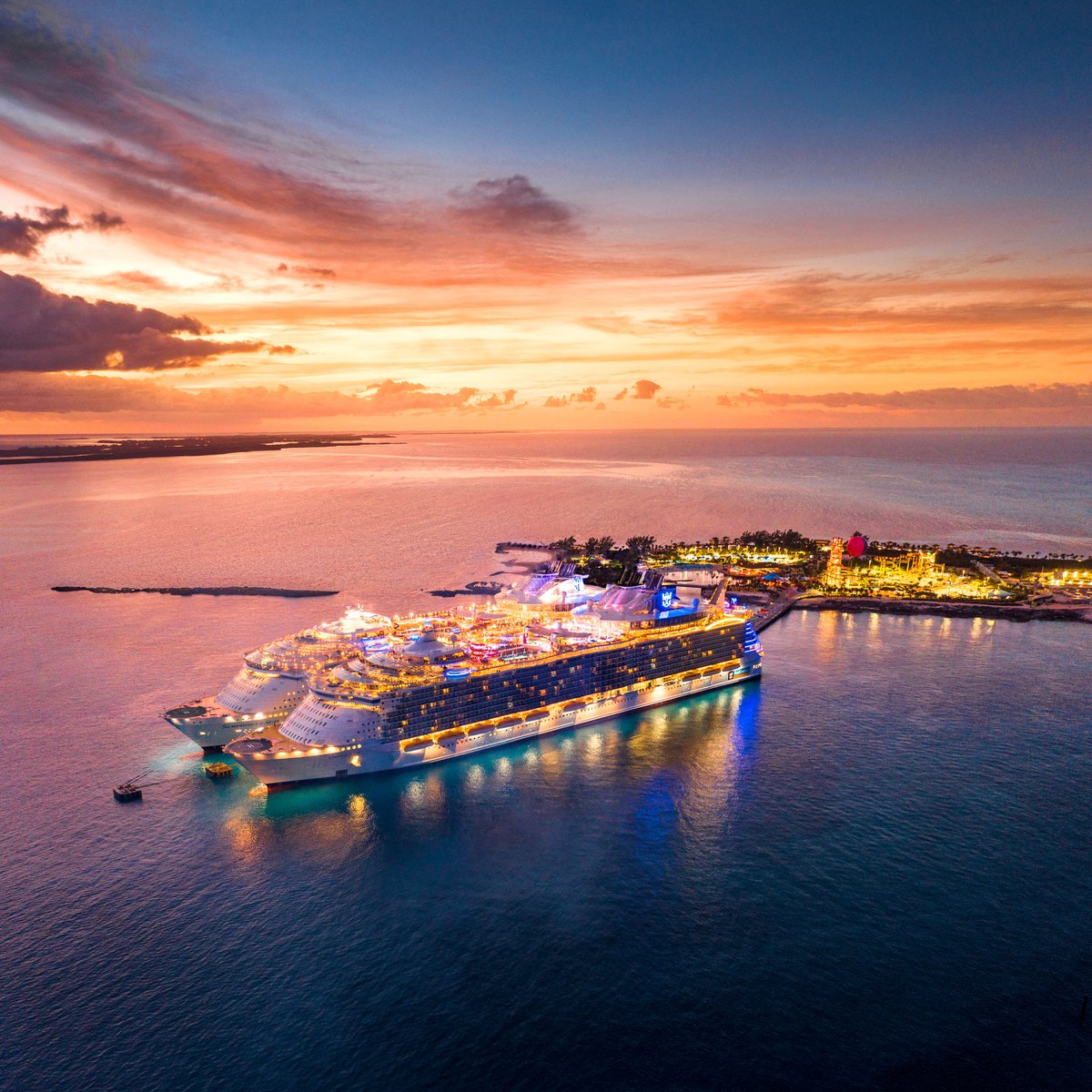 RoyalCaribbean's tweet photo. Even better together. 🙌 #PerfectDayatCocoCay
📸: Symphony of the Seas + Oasis of the Seas by Pieter D. https://t.co/jkCCm4CJ7R