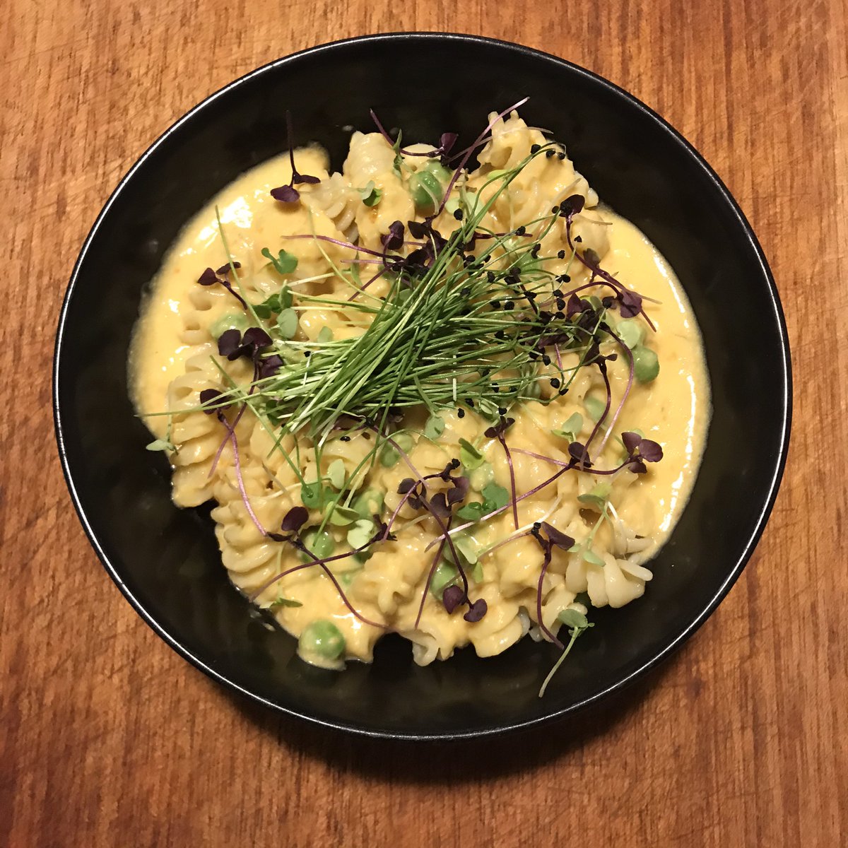 🌱 Micro Leeks, Genovese Basil, Purple Basil, Dried Calendulas and summer-harvested Garlic on homemade, plant-based Mac &amp; Cheese
🤤 Check out <a href="/ohsheglows/">Angela Liddon</a> for her amazing “Mac and Peas” recipe 🍴 Add a pinch of @localgrowingcompany microgreens for the ol’ razzle dazzle

#ygk