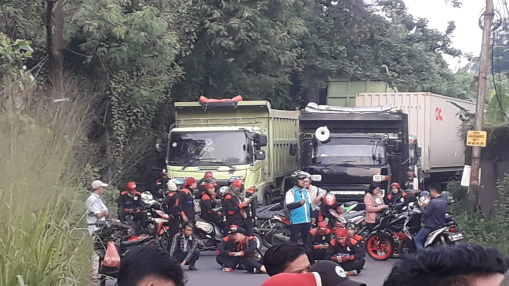hendraliandry's tweet photo. kawasan telesonik jatake tangerang di blokir demo buruh. @RadioElshinta https://t.co/PXNeCpXtLL