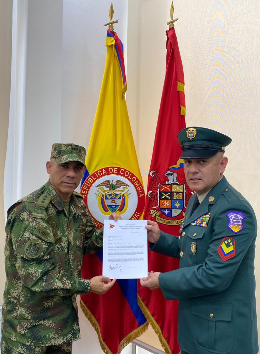 COMANDANTE_EJC's tweet photo. En mi despacho recibí al sargento mayor de comando William Cuéllar Duarte, quien el próximo 4 de marzo será designado como Sargento Mayor de Comando del @COL_EJERCITO. Con su experiencia y liderazgo podré extender mi acompañamiento y apoyo  a los suboficiales de la institución https://t.co/gdFDiHQ8BN