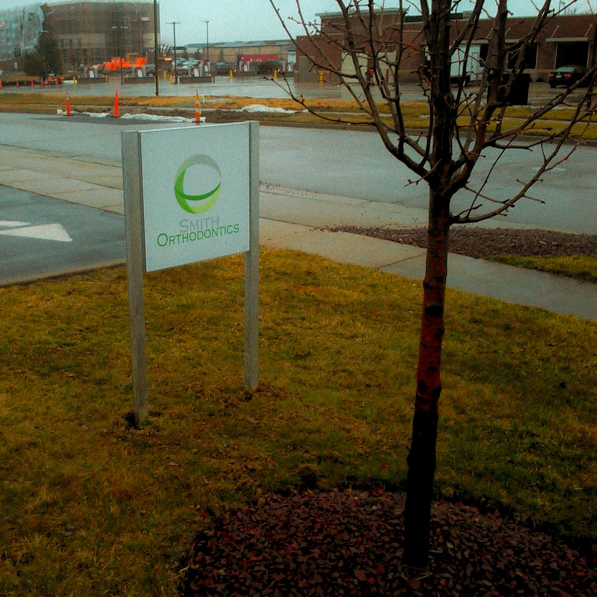 SignsNowDayton's tweet image. A nice clean look, If you need a place to get nice clean teeth. #DimensionalLettering #doorvinyl #postsign #SignsNowDayton #SmithOrthodontics