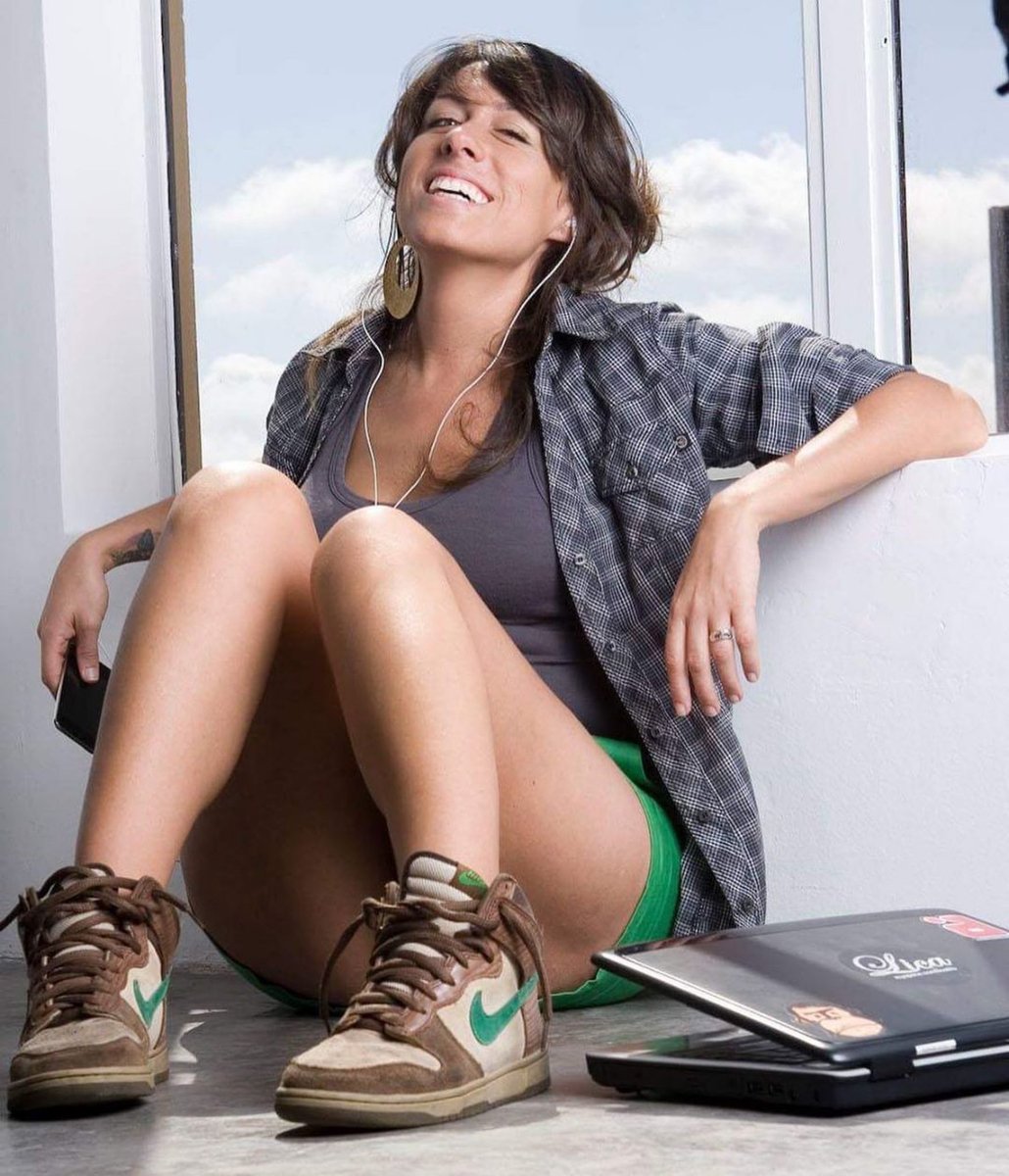 LicaTito's tweet photo. Hoje estou no clima relax, depois da maratona de carnaval, que por sinal foi incrível!!!
Aaaa  claro... feliz 2020 pra vcs hahaha!!! Agora vai começar... ;)

#mondaymood #workinprogress #nike https://t.co/kAeYo5ee5l