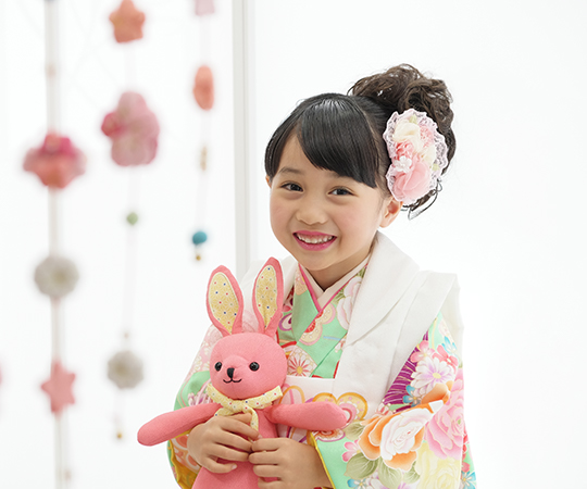 スタジオアリス 3月3日は ひな祭り ひな祭りは 平安時代に貴族の間で流行った ひいな遊び という人形遊びと 女児の厄除けと健康祈願をお祝いした 上巳の節句 が結びついたのが始まりだと言われています 女の子の幸せと健康を祈るひなまつり 愛情