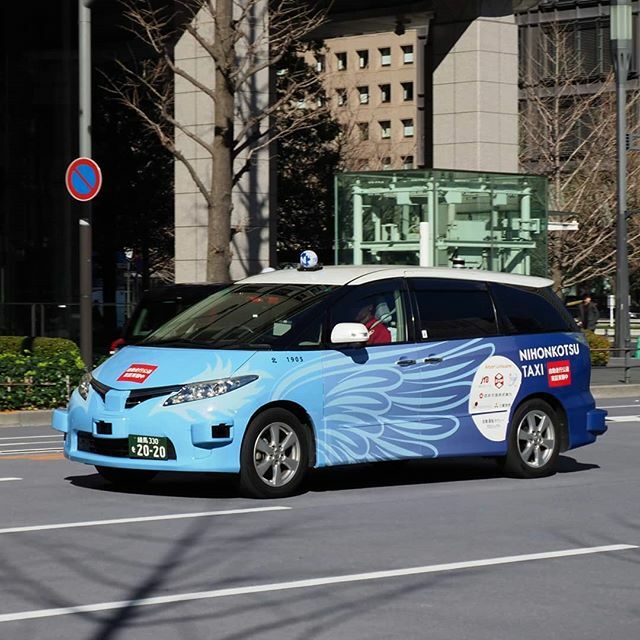nyankorotaxi's tweet image. 日本交通(東京都北区)
自動運転の実証実験車両。
技術が進むと、バンパーとかに設置されてるカメラが小型化されて車内に搭載されたりするのかしら(少なくともこのままでは降雪地ではアウトかと。)
#１日１タク #zmp #robocar #zmprobocar #toyota #estima #toyotaestima #taxi #taxigrams