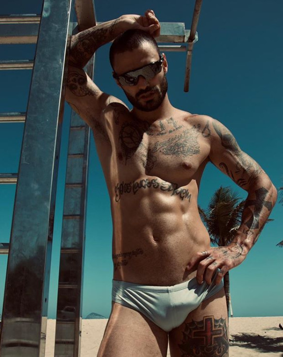 graveravens's tweet photo. #Roldy S/S 2020 ft. #LuisCoppini https://t.co/kJ1YvPr4iI https://t.co/zgi03vMexU