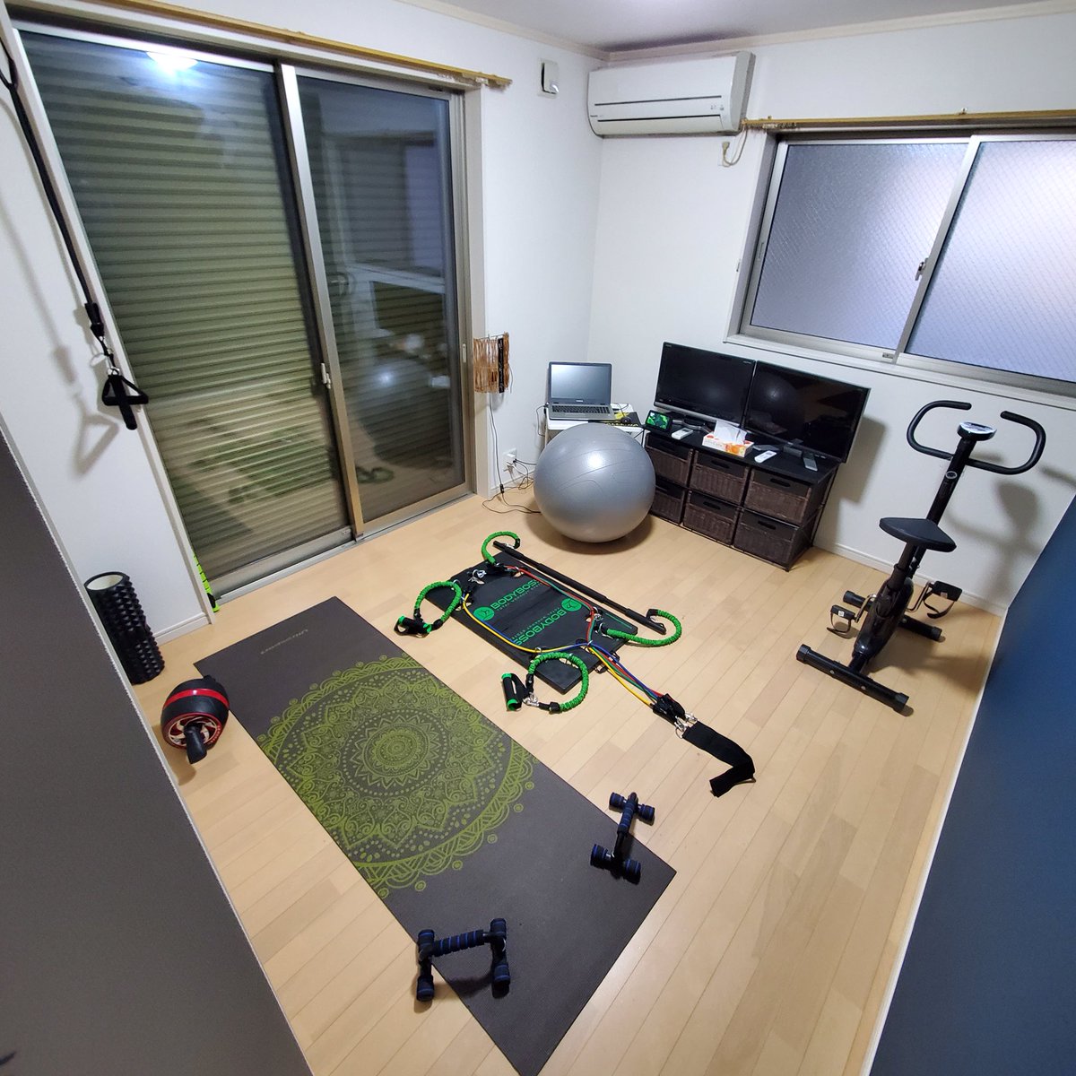 mossan_foodiet's tweet image. 室内がトレ小物であふれております(ぱしゃり)🤣🤣🤣

#朝トレ終了
#筋トレ
#ダイエット
#BODYBOSS
#トレーニング