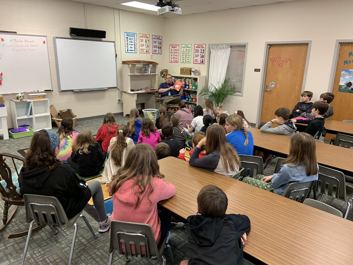MrsLeitzsey's tweet photo. Book buddies, French readers, and @Mr_ARobertson, oh my! We’ll take any chance we can get to read all the books! #ReadAcrossAmericaDay @Midway_Mustangs https://t.co/PoFHJILJRU