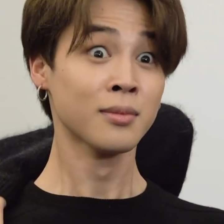 aria_emz's tweet photo. Mi bendición también quería participar UwU 
#ARMYSelcaDay https://t.co/stUS5yZX3d