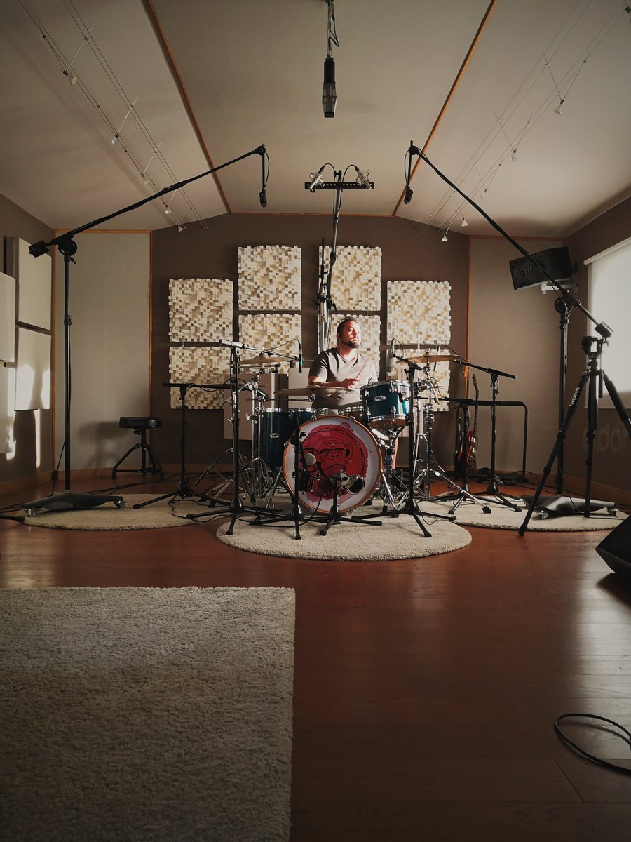 Día 1. Acabadas las baterías del señor Javier Tascón en Eldana estudio. Mañana empezamos con el bajo de Juankar Aragón. La semana pinta preciosa.