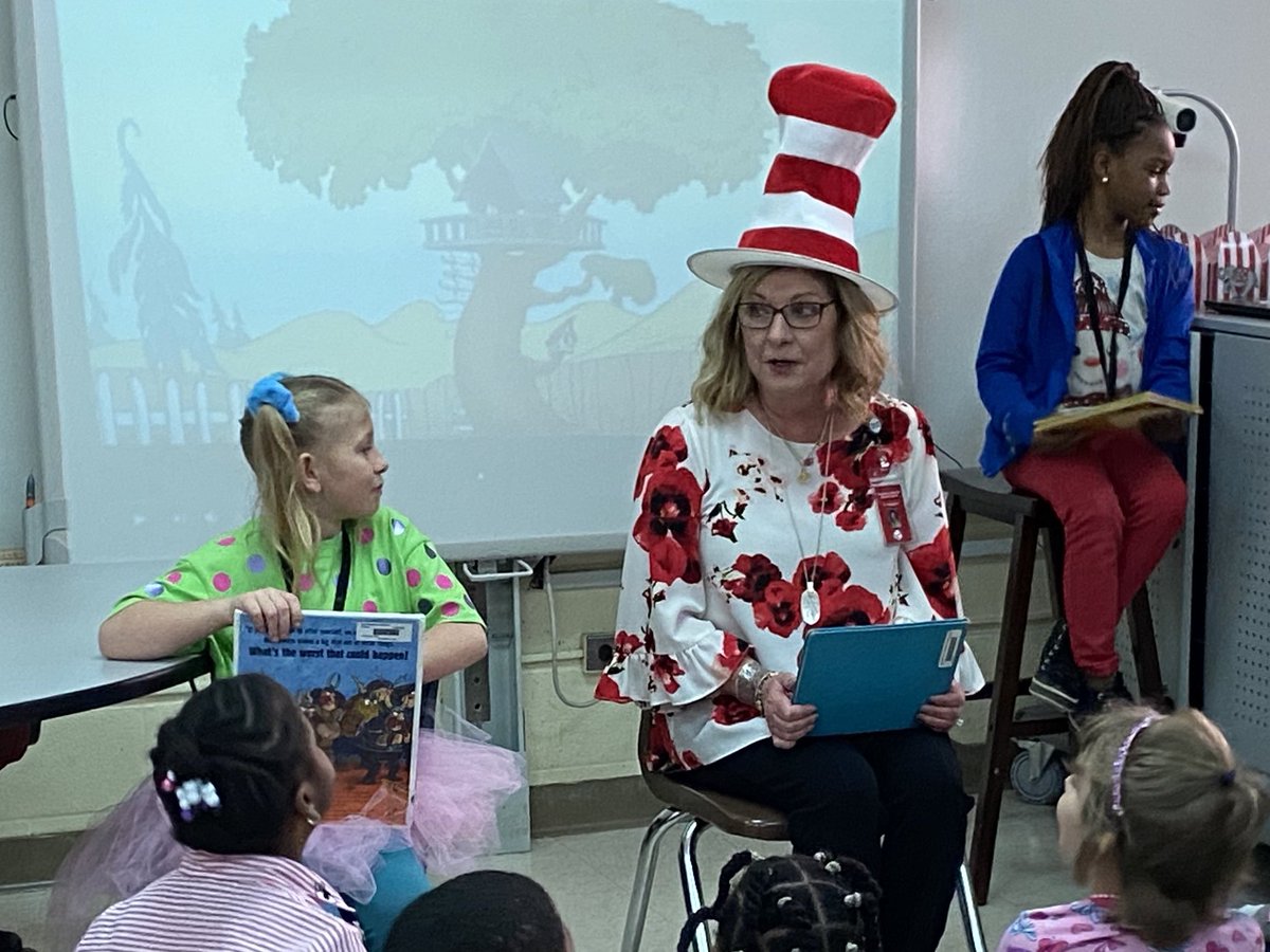 RaRaRee1983's tweet photo. #ReadAcrossAmericaDay #HappyBirthdayDrSeuss #WeAreTASDville #StartWithADream https://t.co/2FVpmpV0U8