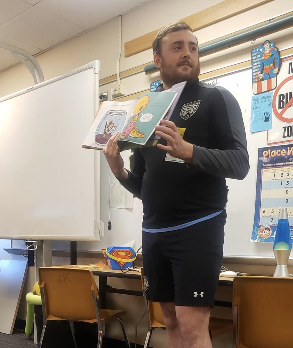 Come And Read With Some Big Purple Bears 🐻 📖 Thanks Chandler View Elementary For Having Us <a href="/BUBruins/">Bellevue Bruins</a> <a href="/Bellevue_Soccer/">Bellevue University Men’s Soccer</a> #BPB