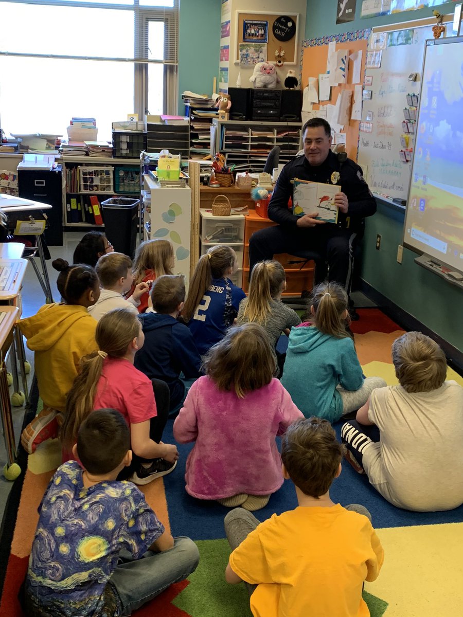 dwitt4's tweet photo. Kicking off Read Actoss America Week with a guest reader Officer Stead.  #methacton #ReadAcrossAmericaDay https://t.co/AmvzO7B8Ri