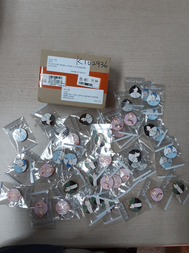 BANGTANSLOGANS's tweet photo. THE TRUTH UNTOLD BADGES BATCH 2, ROYALTY GAN, REECE TAE AND JK SLOGANS, & unidentified hoseok slogans ๐ have arrived at my KA! #BTSGANUP
(not really sure those hoseok slogans belong to me) https://t.co/AjY8omqi4p