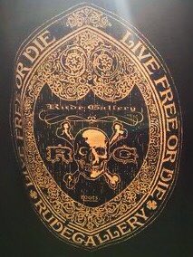 【 RUDE GALLERY MAGAZINE EXHIBITION 】
rude初期のアートワーク。掲載漫画に描いた今回、僕の名前を入れて頂き、復刻Tとなりました。最終頁Tシャツと共に、是非この機会に。
自分のは作られない予定だったDMも、折角なのでと無理にお願いして…。是非お持ち帰り下さいね。
https://t.co/5VdfeflId7