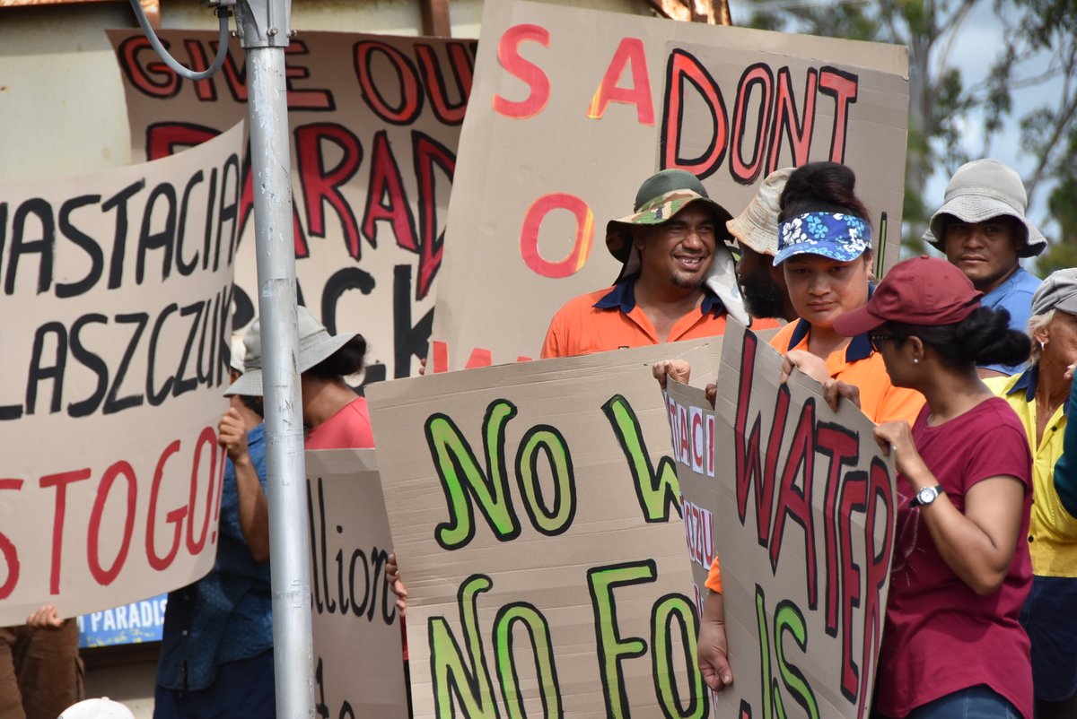 GoodFruitandVeg's tweet photo. A strong showing of growers and related industry representatives at the #ParadiseDam protest outside Bundaberg Courthouse today. https://t.co/lA5AVHOVkN