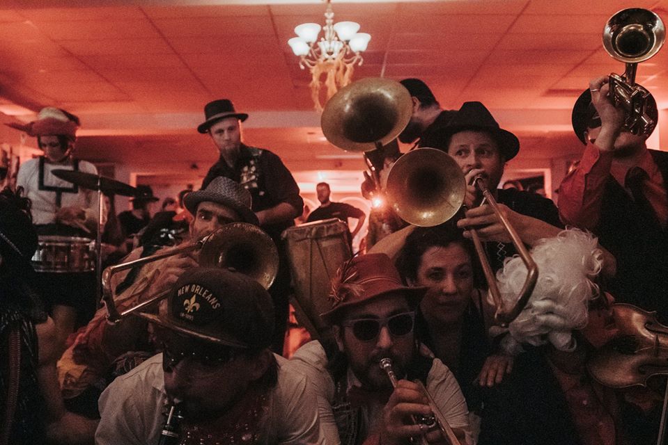 Merci <a href="/GypsyKumbia/">GypsyKumbia</a> + <a href="/mononcserge/">Mononc' Serge</a> + toute le reste d'la gang de monde hot qui s'est pointé au Mardi Gras 2020 😍😍😍