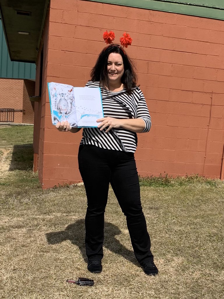 PerrysBuffaloes's tweet photo. It was a beautiful day to step outside from our classroom and read my favorite Dr. Seuss book, Thidwick the Big Hearted Moose! We also had a guest reader today! We are having so much fun during Read Across America Week! #PerrysLuckyDucks #WeArePirates https://t.co/0lOaHZbmyB