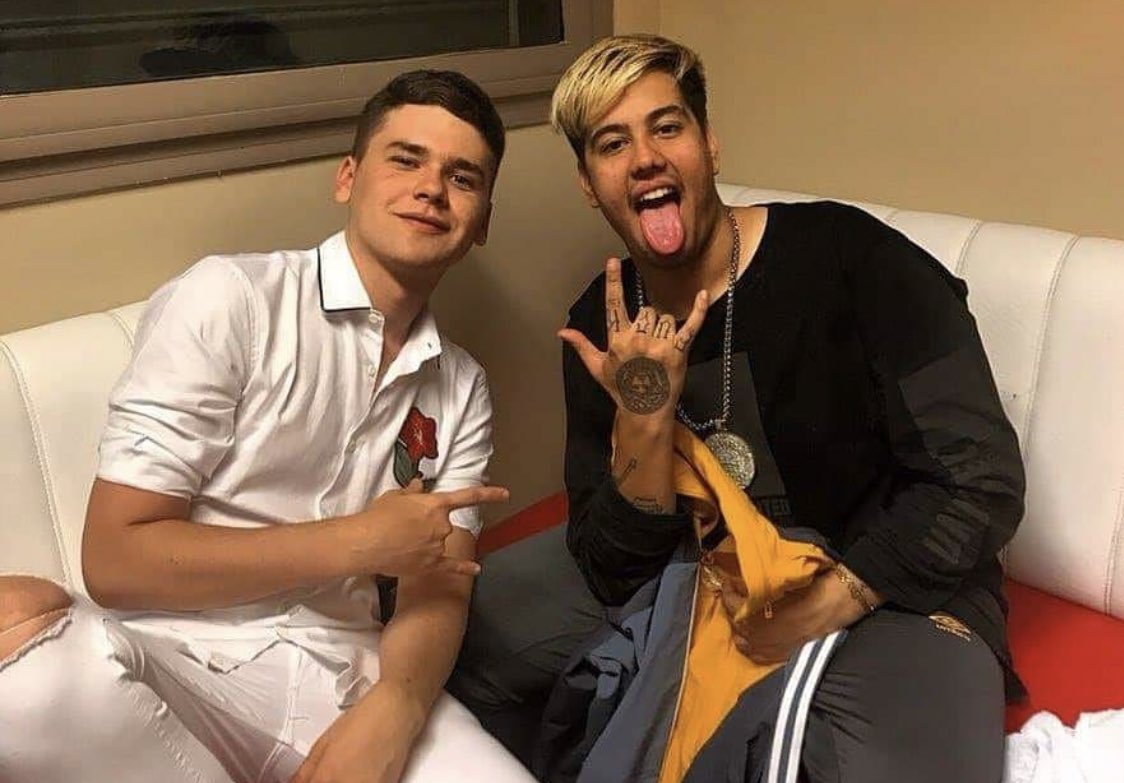 biza sin lentes y gorra