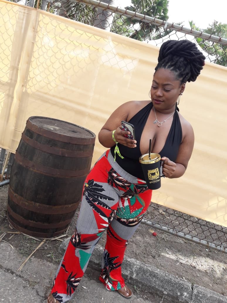 thatgyalsue's tweet photo. I went outside. For rum https://t.co/cBDzdEh7I2