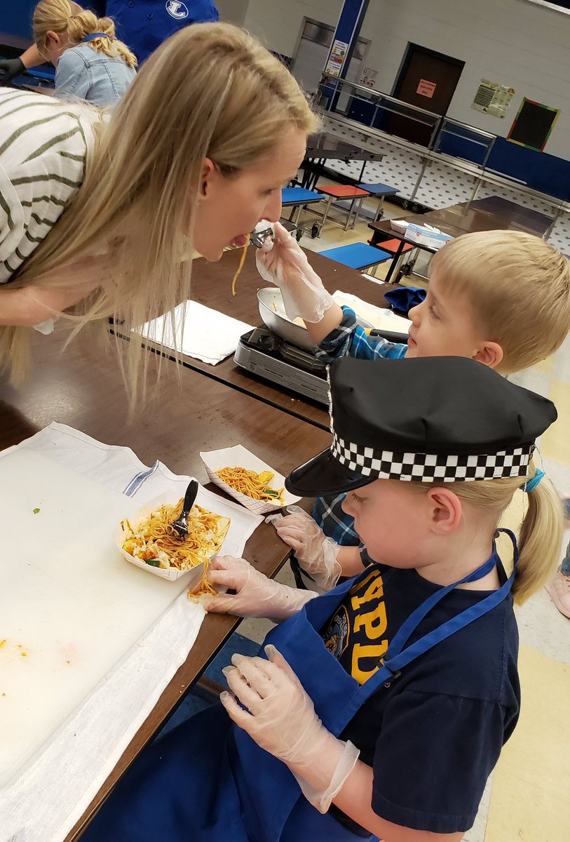 Sweet family moments are what make #familynight <a href="/LampasasKWE/">Kline Whitis Elem</a> the BEST!