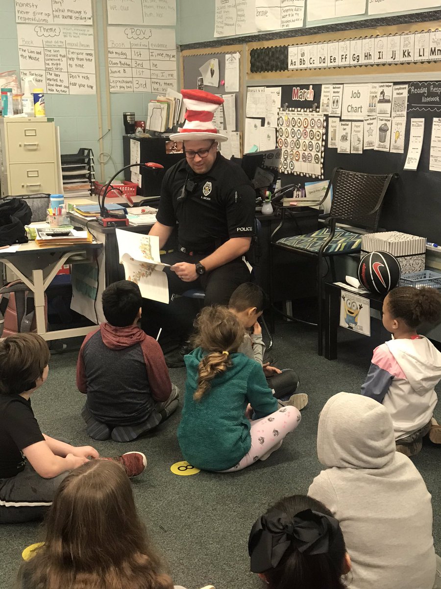 beschlise's tweet photo. Thank you to all the officers from Clarksville PD who are coming in to read to our students this week! @CvillePDInd @ParkwoodElem #ReadAcrossAmericaWeek https://t.co/i6eds8i8WK