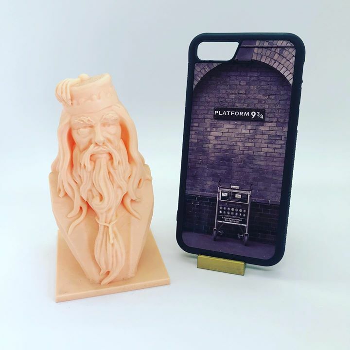 #Dumbledore + #plataforma9¾  🧙🏻‍♂️.
.
.
. 
📷 Fundas con la imagen que quieras!.
📱+300 modelos de celulares disponibles.
📒 Catalogos de diseños.
📨 + Info por MD.
🚚 Envios a todo el pais por Correo.
🏍 Envios por mensajeria.
💵 💳 Todos los medios de pago.
.
#carcasapersonali…