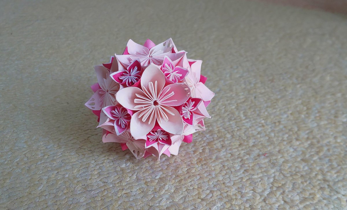 やぎまめ 休校中におすすめの過ごし方 折り紙とのり ボンド があれば作れる花くす玉 同じパーツを50 100作るだけ ひとつひとつのパーツは簡単だけどかわいいよ 大きいサイズは華やかになって小さいサイズで作れば消費量少なく済む やぎまめ 休校中におすすめの過ごし方 折り紙とのり ボンド があれば作れる花くす玉 同じパーツを50 100作るだけ ひとつひとつのパーツは簡単だけどかわいいよ 大きいサイズは華やかになって小さいサイズで作れば消費量少なく済む