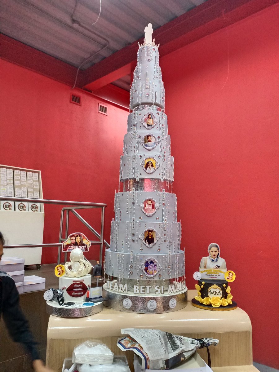 simainedoza's tweet photo. Cakes of TeamBetSiMaine!.. 😍 
ang liit naman!.. wala na bang itataas yang isang yan?! chaaarrr 😂
Thank you all ka Bets!.. 😘🤗

#MaineTurns25
#MaineMendoza 💛 @mainedcm 
Happy Birthday Maine https://t.co/GJZPerdnig