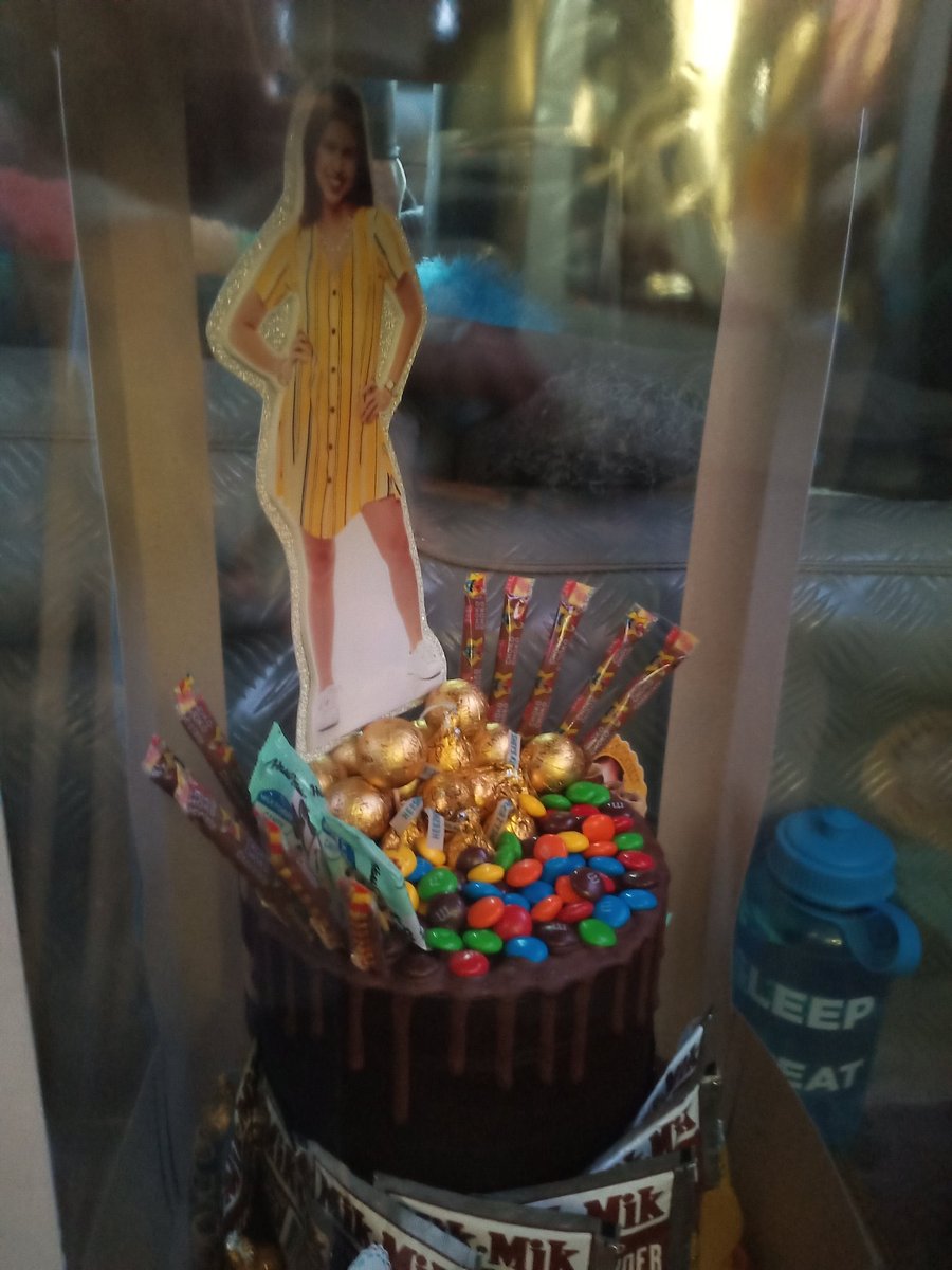 simainedoza's tweet photo. Cakes of TeamBetSiMaine!.. 😍 
ang liit naman!.. wala na bang itataas yang isang yan?! chaaarrr 😂
Thank you all ka Bets!.. 😘🤗

#MaineTurns25
#MaineMendoza 💛 @mainedcm 
Happy Birthday Maine https://t.co/GJZPerdnig
