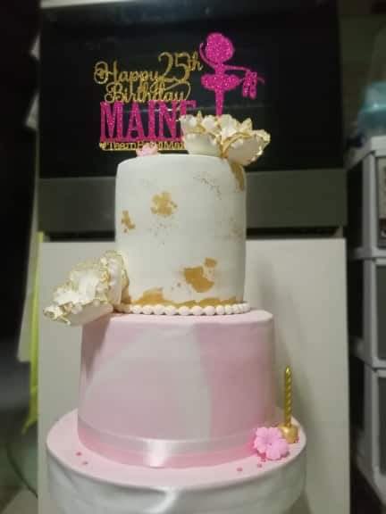 simainedoza's tweet photo. Cakes of TeamBetSiMaine!.. 😍 
ang liit naman!.. wala na bang itataas yang isang yan?! chaaarrr 😂
Thank you all ka Bets!.. 😘🤗

#MaineTurns25
#MaineMendoza 💛 @mainedcm 
Happy Birthday Maine https://t.co/GJZPerdnig