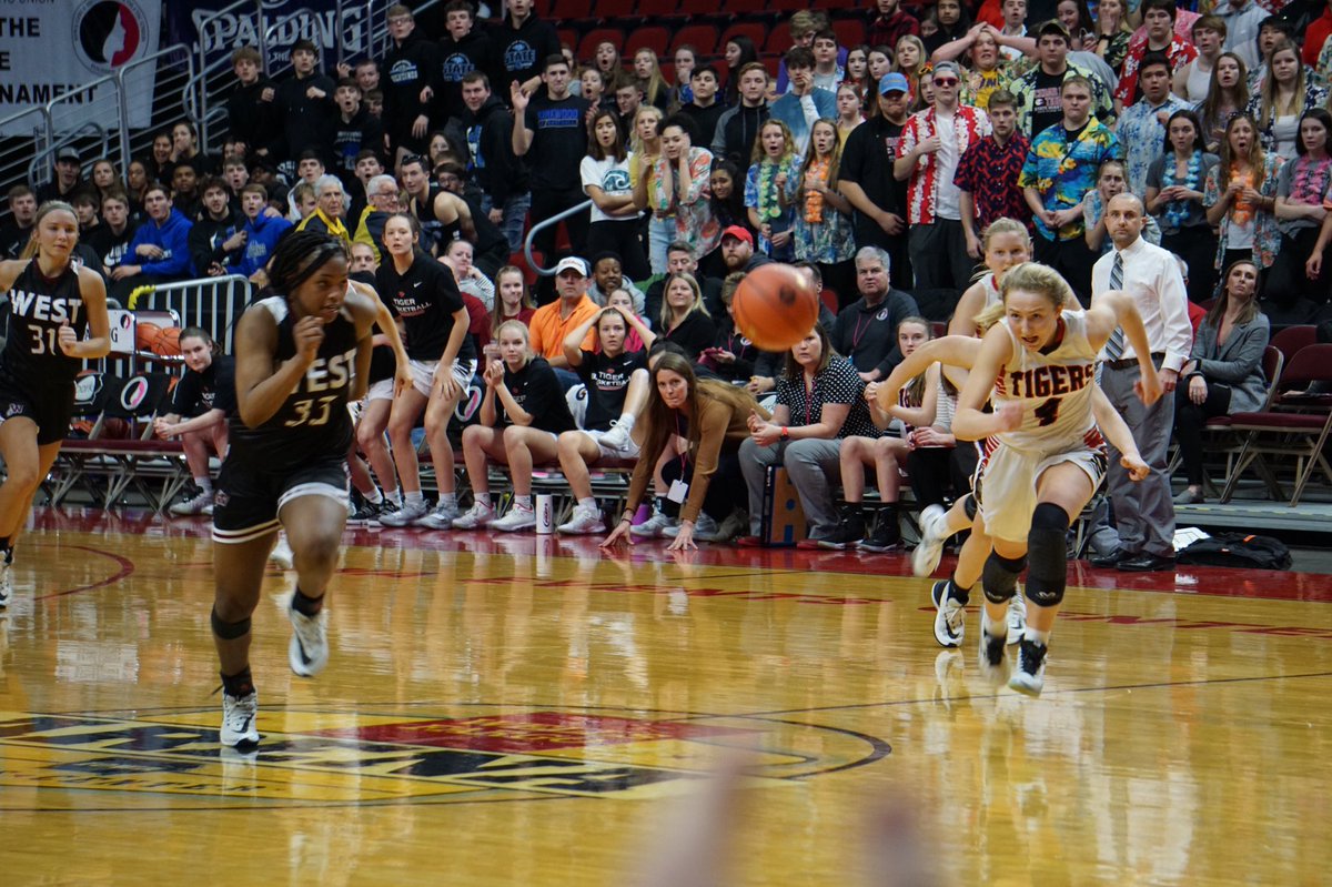 WahawkYearbook's tweet photo. WHAT 👏🏼A👏🏼GAME👏🏼 (and yeah that’s the winning layup 🙌🏼) Way to go @WestGrlsBball https://t.co/uuV51RpFsL