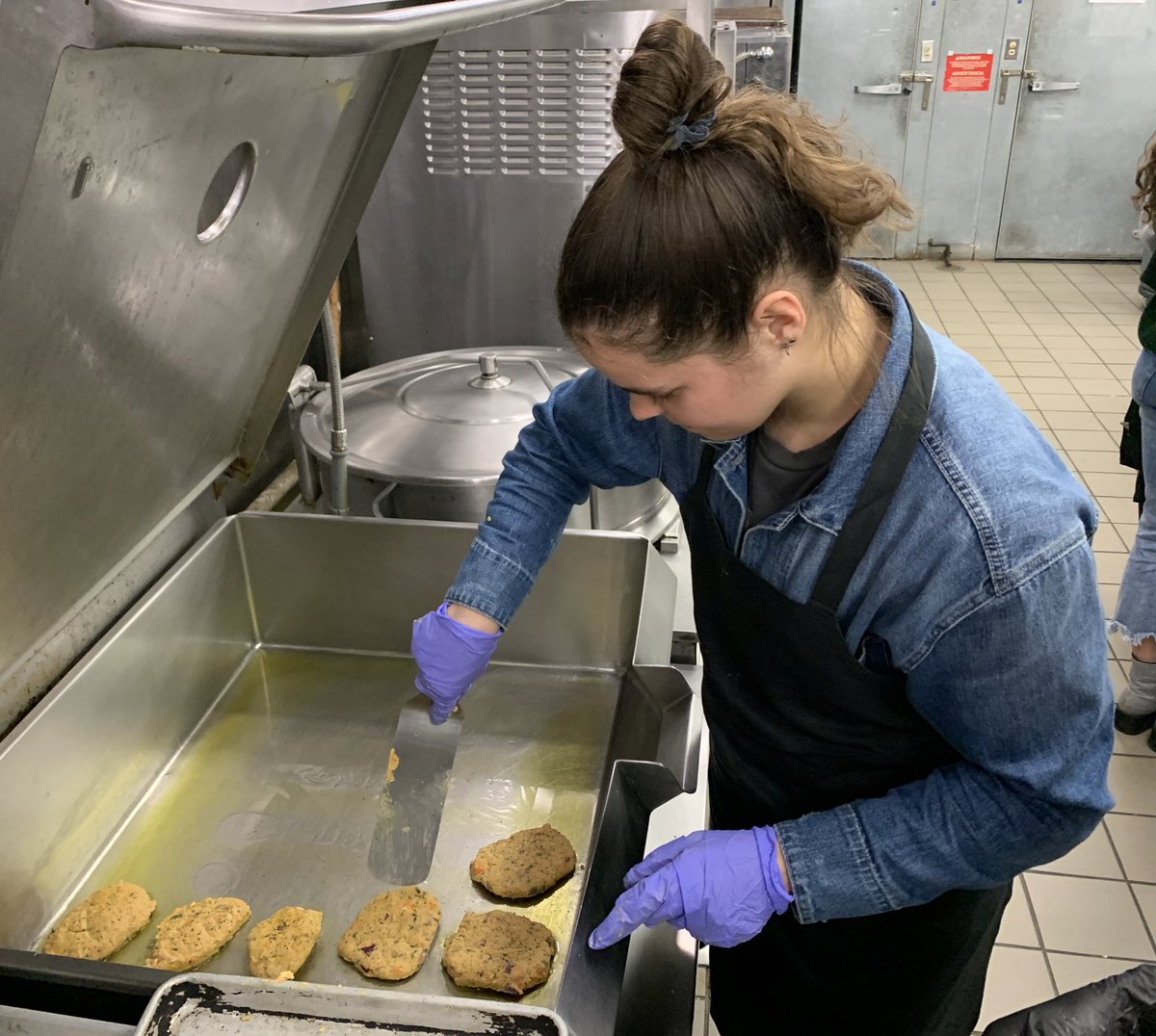 Pitt_FUEL's tweet photo. Check out these wonderful chickpea burgers made by our very own student athletes! They did an amazing job! #CookLikeAChamp #H2P https://t.co/88RE2EVfeE