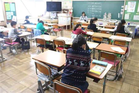 臨時休校で自宅待機の学生たち、家で勉強しないのが課題www