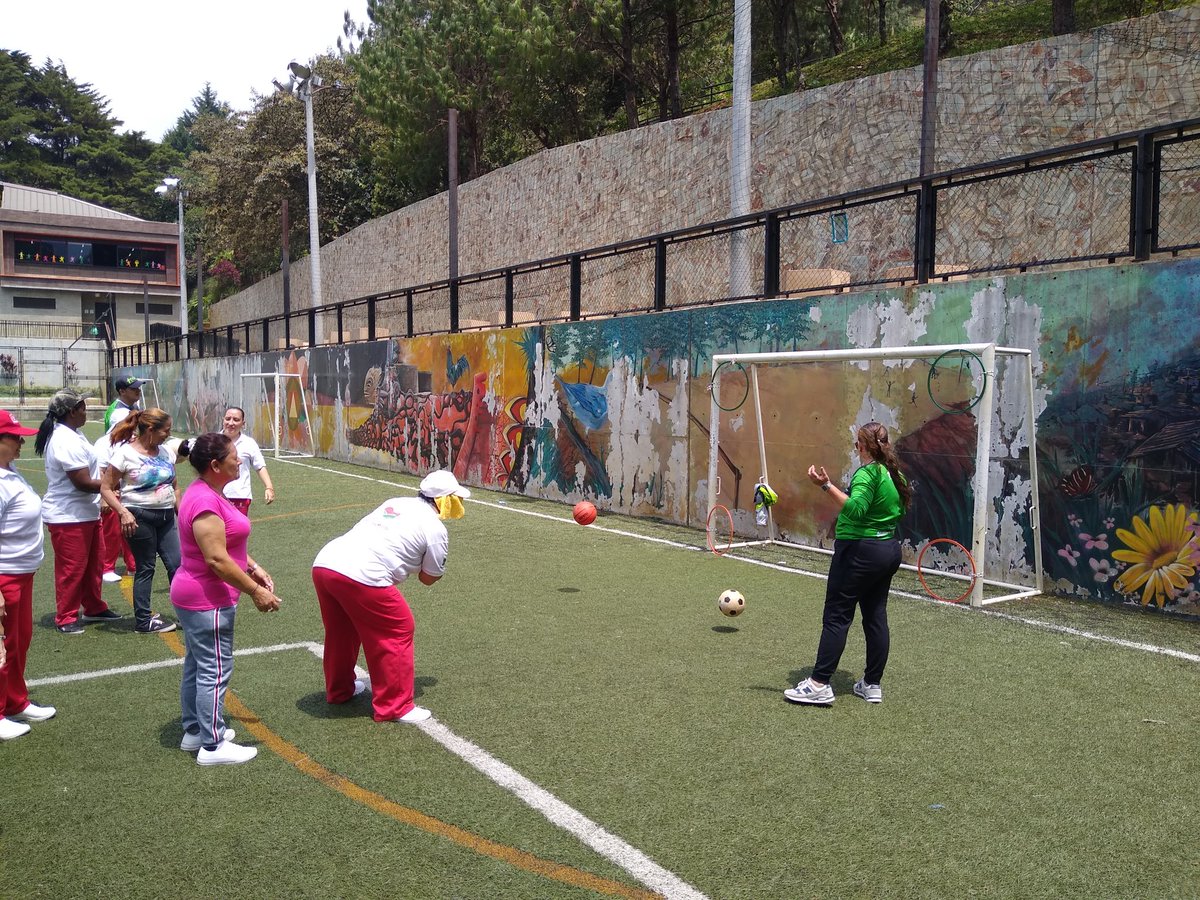 AndrsFelipeSi10's tweet photo. Tomas recreativas con los grupos de #mvcvictimas en el sector de Loreto y las tinajitas, motivando la participación con actividades recreativas para los adultos mayores. @DianaToroZ, @erickcogo, @FranquinTamayo, @JKanoo, @INDERMEDELLIN https://t.co/09fNGdmRqd