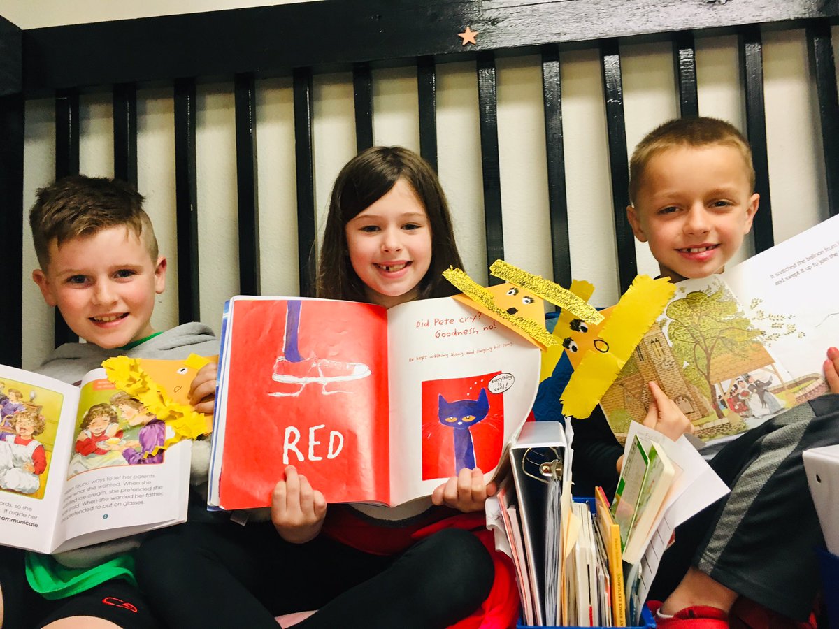 ATeachMoore's tweet image. Reading makes Monday our fun day! @eprayzorelem @dentonisd @One_and_Ready #Moorefuninfirst #AlwayslearningMoore #ReadAcrossAmerica