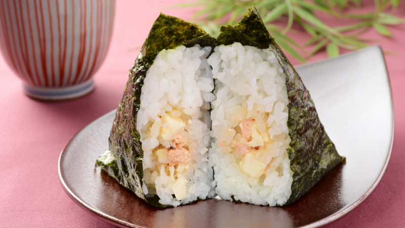 ローソン 手巻おにぎり 焼サーモンクリームチーズ です 焼いてほぐしたサーモンとクリームチーズが良く合います ローソン おにぎり T Co Ftt7wmwukp