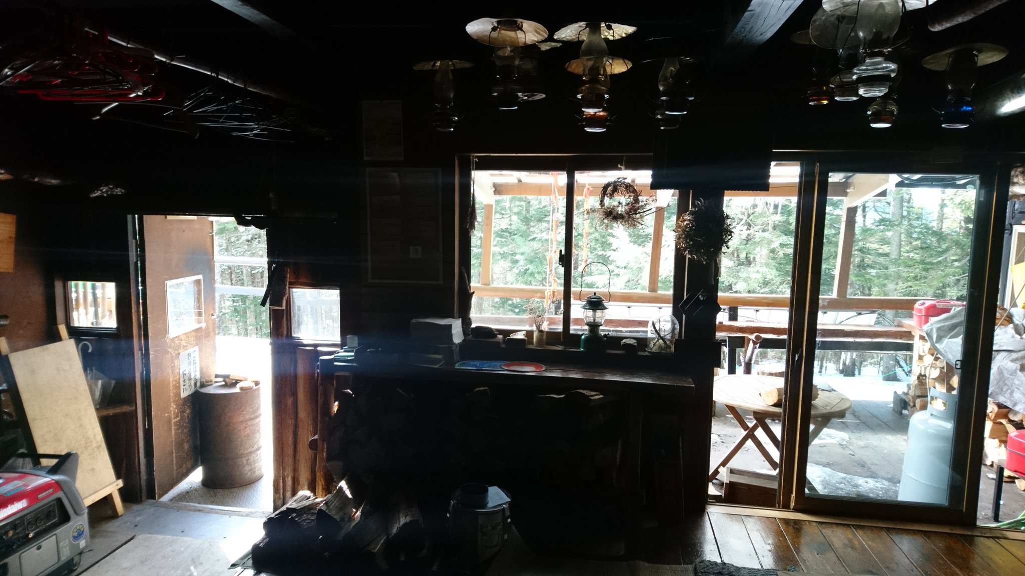 北八ヶ岳 高見石小屋 山小屋でもコロナウイルス関連でのキャンセルが増えてます 高見石小屋 では お客様が出発されてからお昼過ぎまで窓を開け換気し 夜は薪ストーブでの加湿も行っています 手すりやドアノブなど 手に触れやすい場所は消毒液で殺菌し 北八ヶ岳 高見石小屋 山小屋でもコロナウイルス関連でのキャンセルが増えてます 高見石小屋 では お客様が出発されてからお昼過ぎまで窓を開け換気し 夜は薪ストーブでの加湿も行っています 手すりやドアノブなど 手に触れやすい場所は消毒液で殺菌し