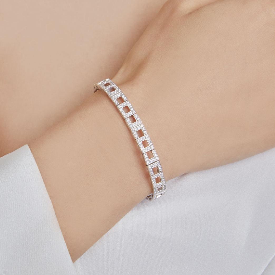 ARTEJewellery's tweet photo. Clara in “Angel” look with bracelet, long earrings and pendant, capturing her imagination in an enchanting glow of perfection and the great beauty in minimalism.
Discover ARTE x Clara Lee Collection at https://t.co/wTHazhYYYw
#ARTExClaraLee #ARTECelebrityCollaboration #artemadrid https://t.co/xavMyh19z8