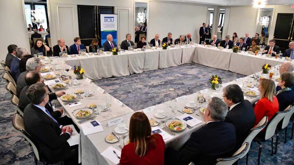 IvanDuque's tweet photo. #Washington Muy productivo el encuentro que sostuvimos con representantes de 40 empresas de EE.UU. en @BCIU. Los empresarios mostraron gran interés en invertir en Colombia en sectores como energético, infraestructura, tecnología, aéreo y logístico. #VisitaTrabajoEEUU https://t.co/93y7foRFHU